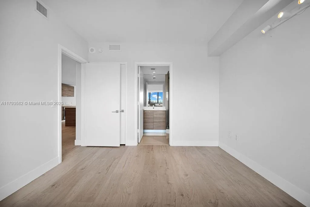 650 NE 32nd St # 1004, Miami, FL 33137 photo 13