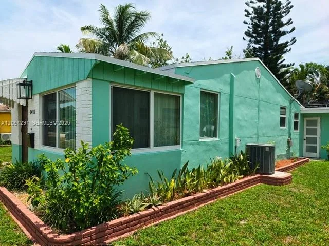 2418 Scott St, Hollywood, FL 33020 photo 2