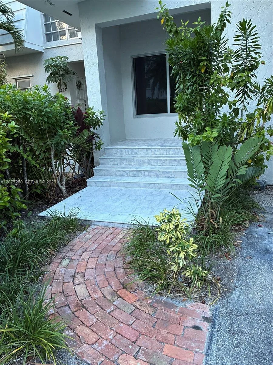 226 Sea View Dr # 105, Key Biscayne, FL 33149