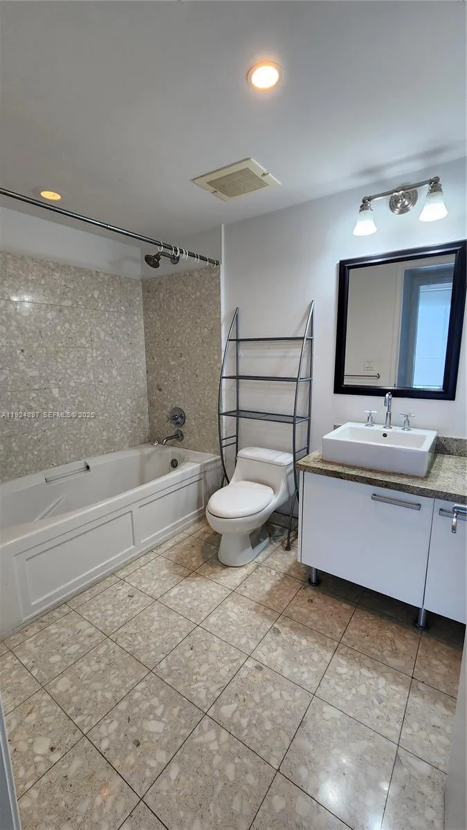 185 SW 7th St # 3814, Miami, FL 33130 photo 9