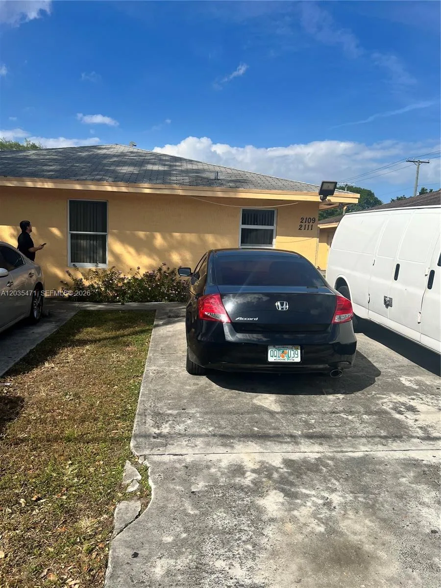 2111 NW 100th St # B, Miami, FL 33147