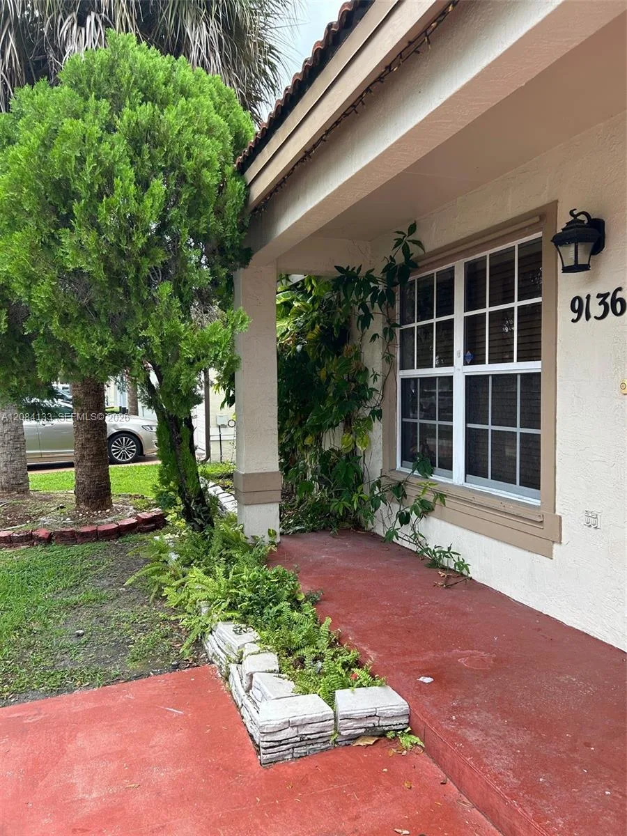 9136 NW 192nd Ter, Hialeah, FL 33018