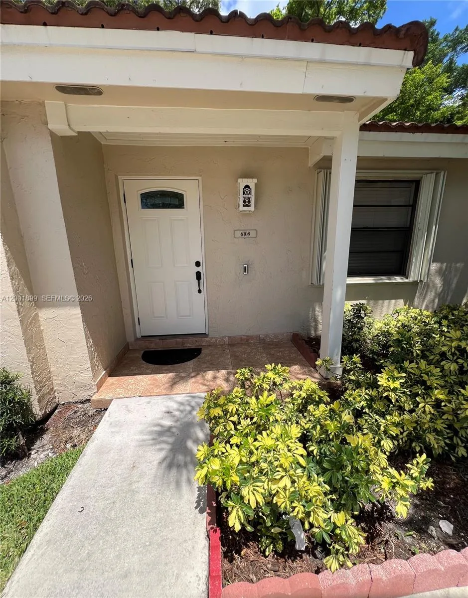 6109 NW 171st St, Hialeah, FL 33015 photo 2