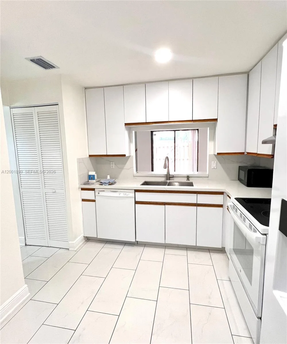 6109 NW 171st St, Hialeah, FL 33015 photo 5