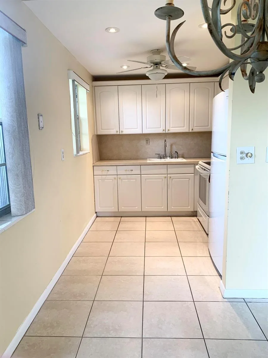 81 Kingswood E, West Palm Beach, FL 33417 photo 9