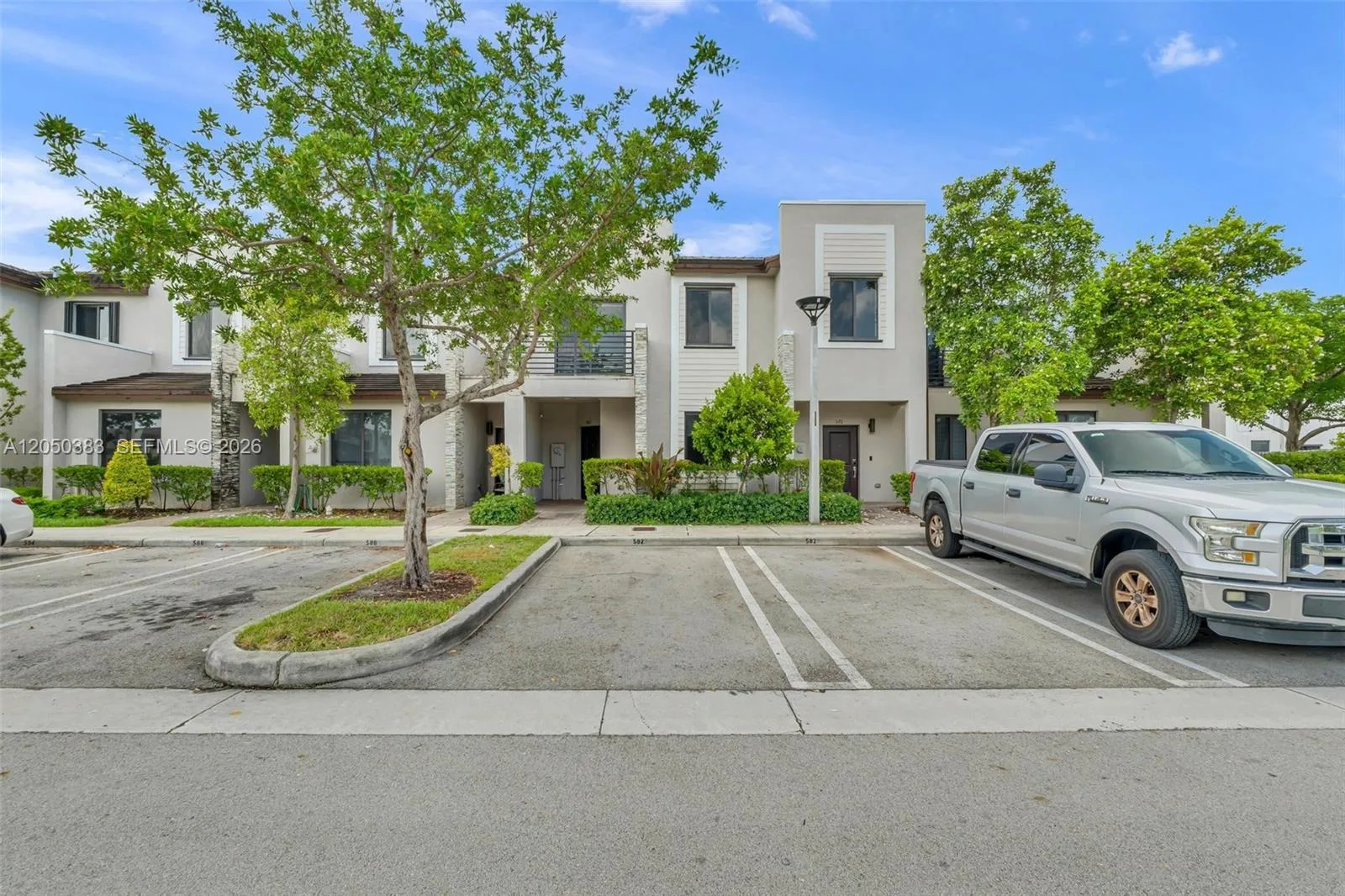 582 NE 207th St, Miami, FL 33179