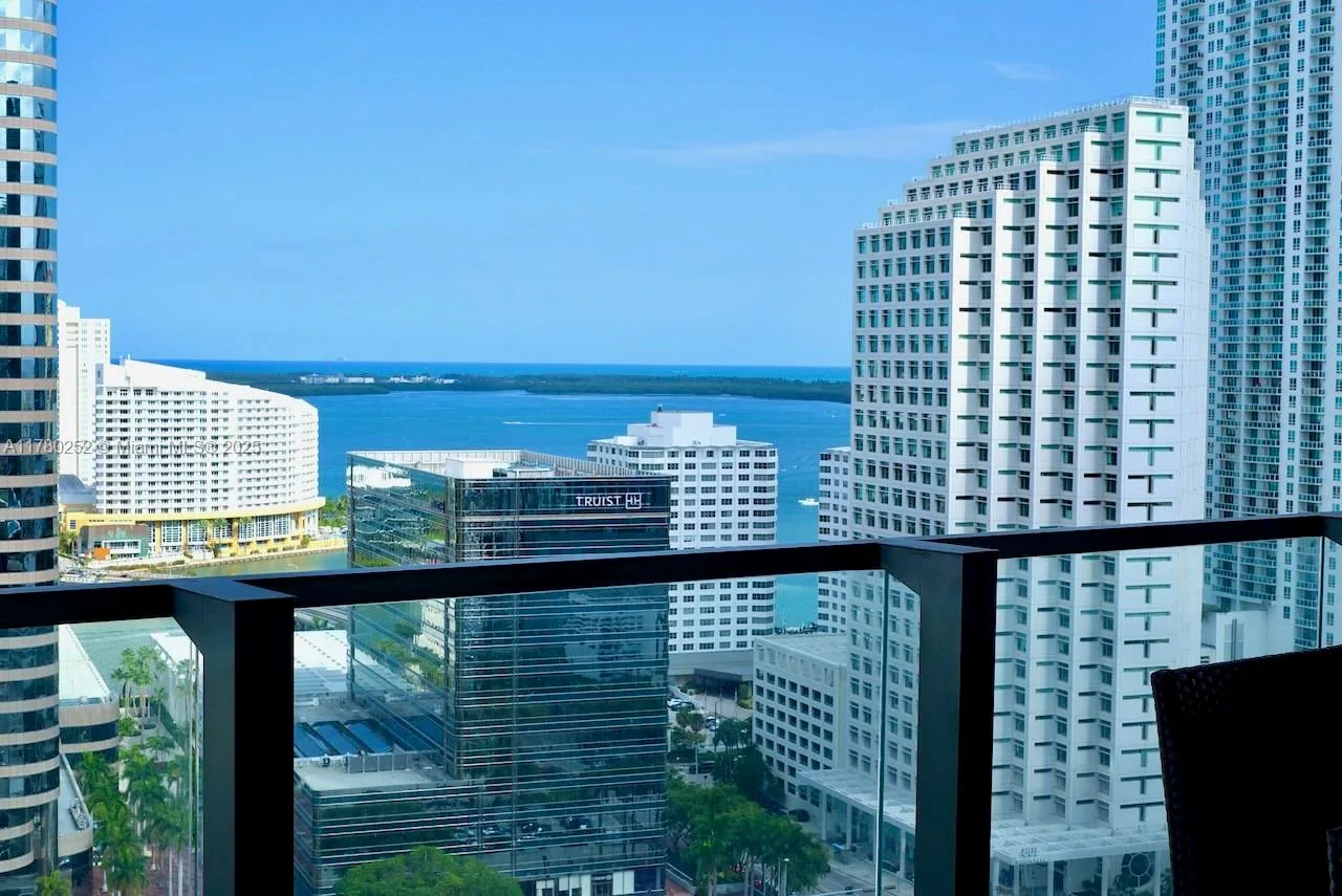68 SE 6th St # 2001, Miami, FL 33131
