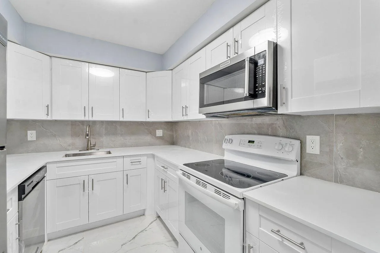 9960 Pineapple Tree Drive # 107, Boynton Beach, FL 33436