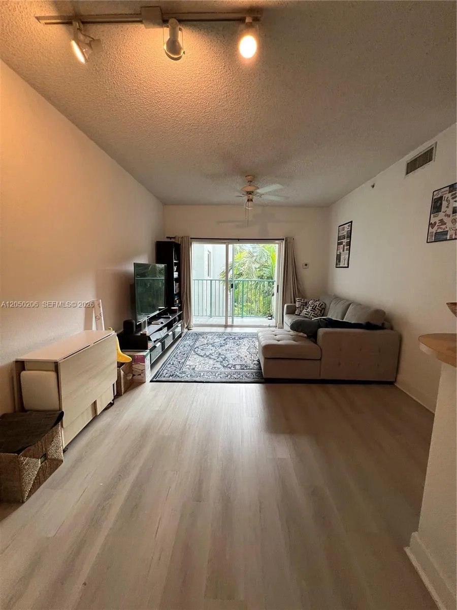 6001 SW 70th St # 421, South Miami, FL 33143