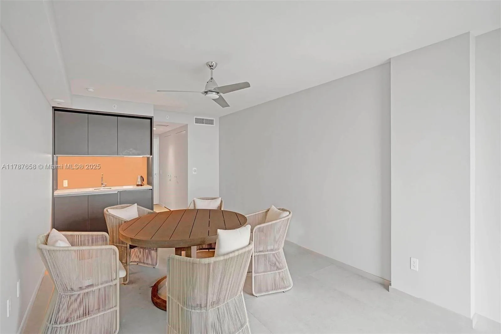 18975 Collins Ave # Cabana # 8, Sunny Isles Beach, FL 33160 photo 3
