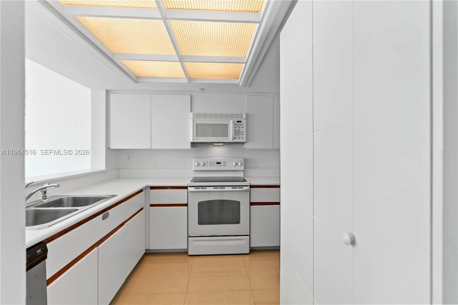 400 S Pointe Dr # 807, Miami Beach, FL 33139 photo 12