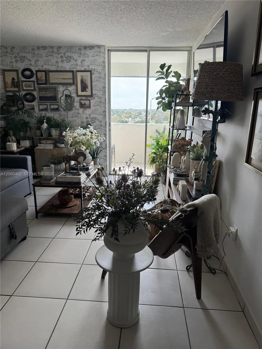 5050 NW 7th St # 604, Miami, FL 33126