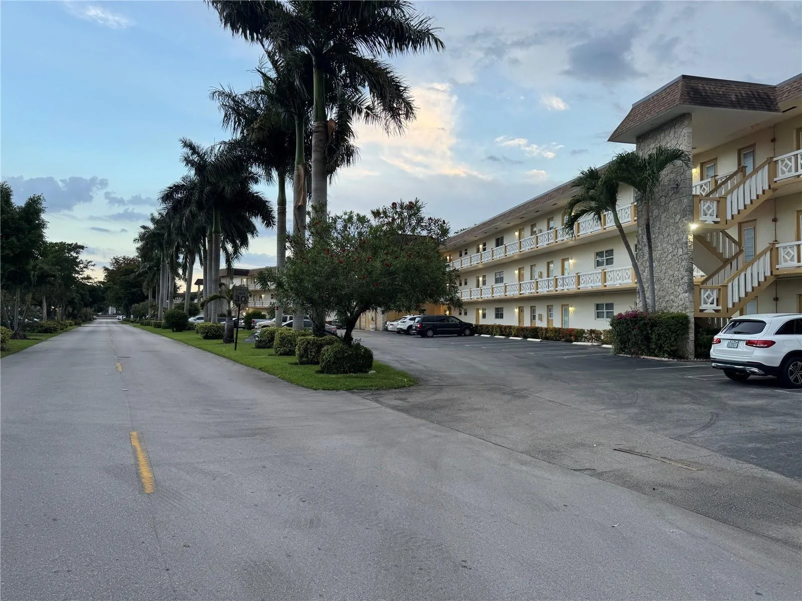 5111 W Oakland Park Boulevard # 307, Lauderdale Lakes, FL 33313