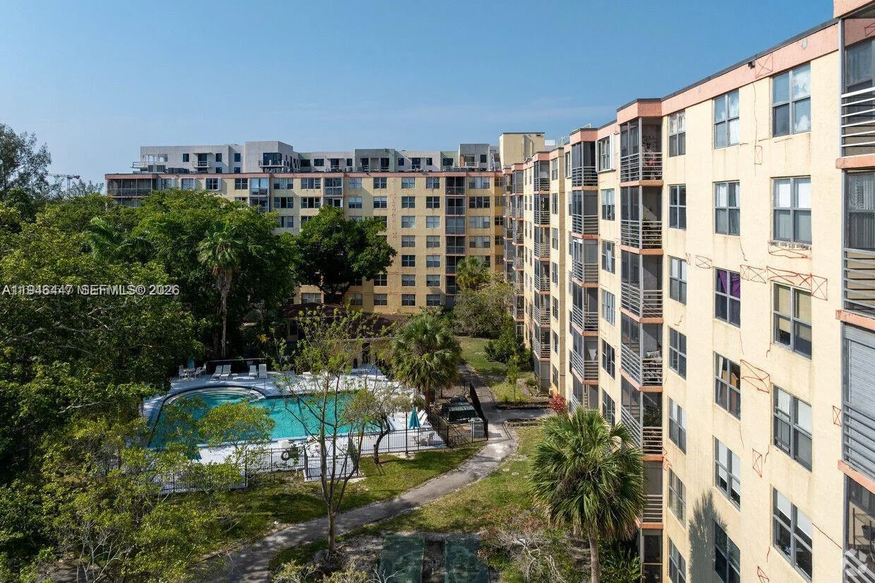 17890 W Dixie # 302, Miami, FL 33160