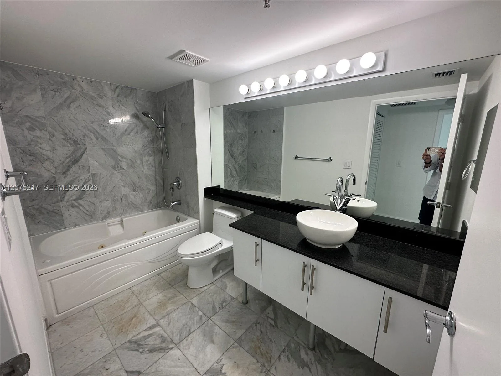 31 SE 5th St # 1007, Miami, FL 33131 photo 12