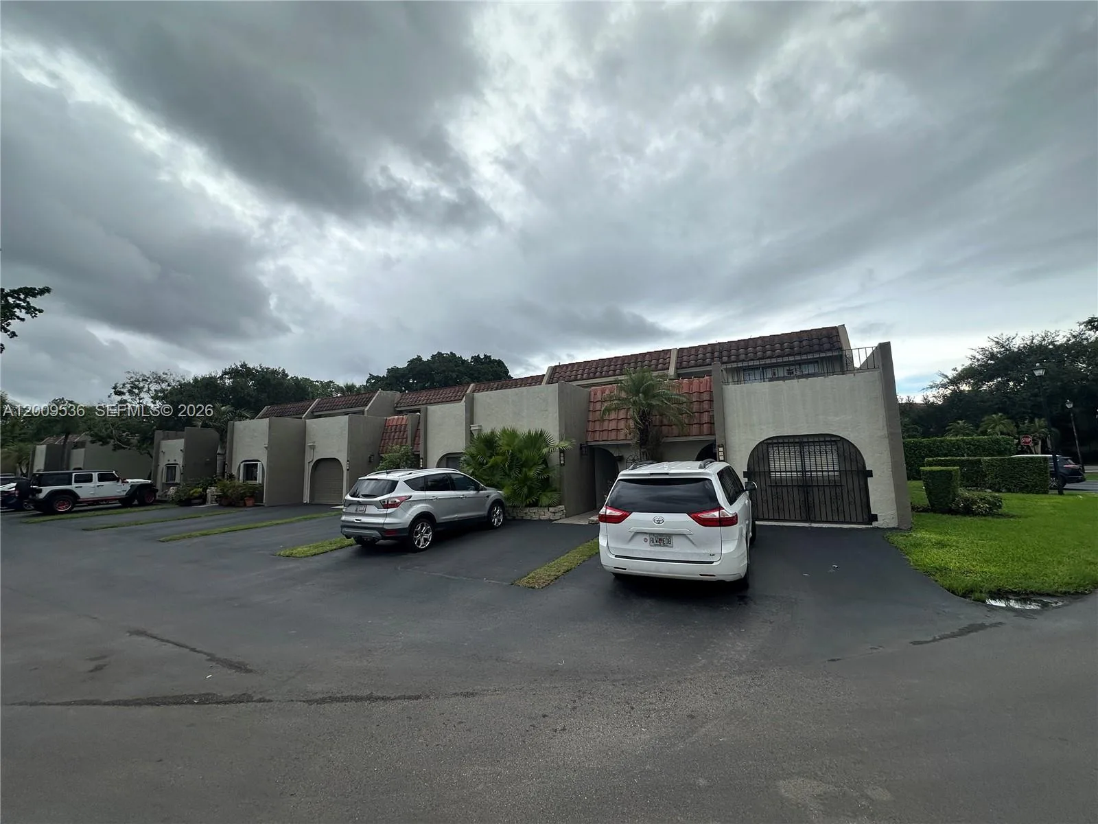 295 Jacaranda Dr # 20, Plantation, FL 33324 photo 2