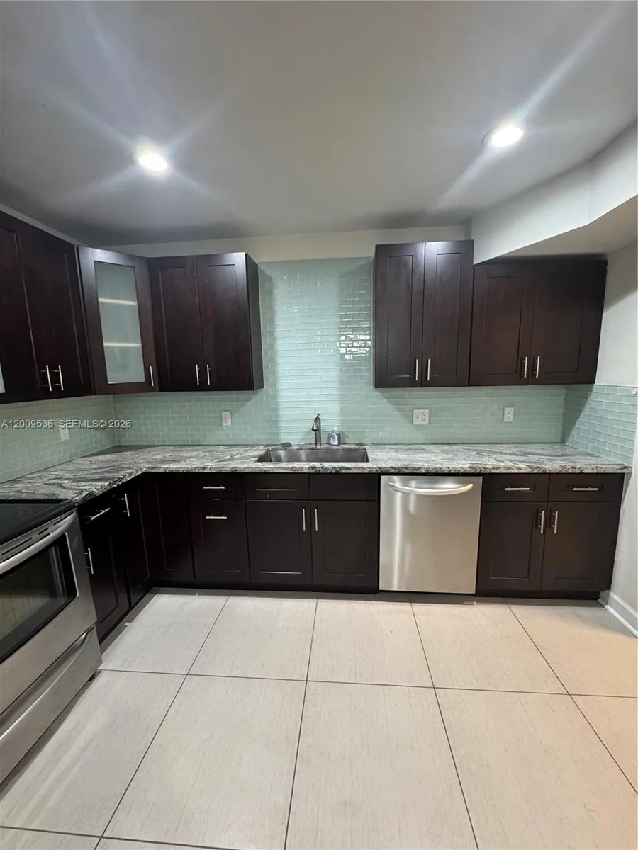295 Jacaranda Dr # 20, Plantation, FL 33324 photo 4