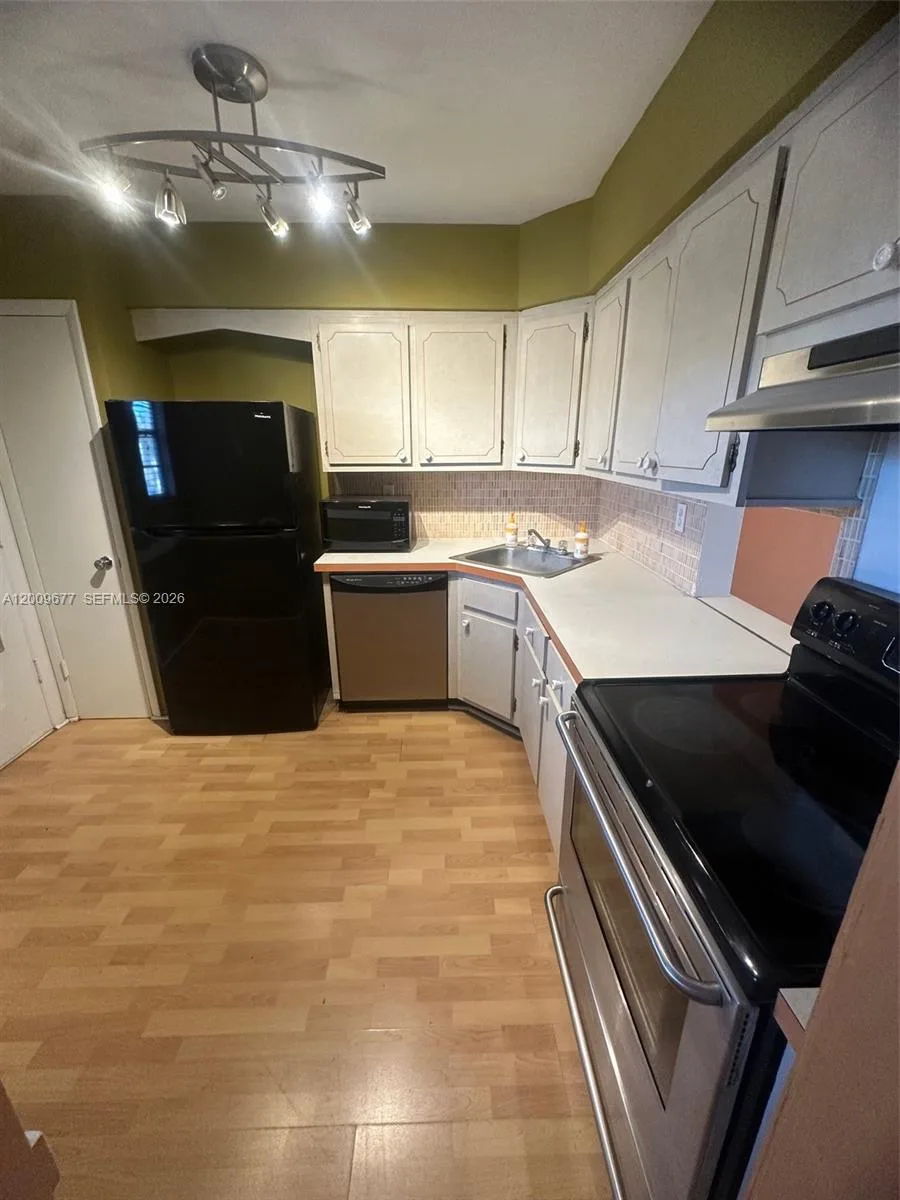 1530 NE 191st St # 205, Miami, FL 33179 photo 2