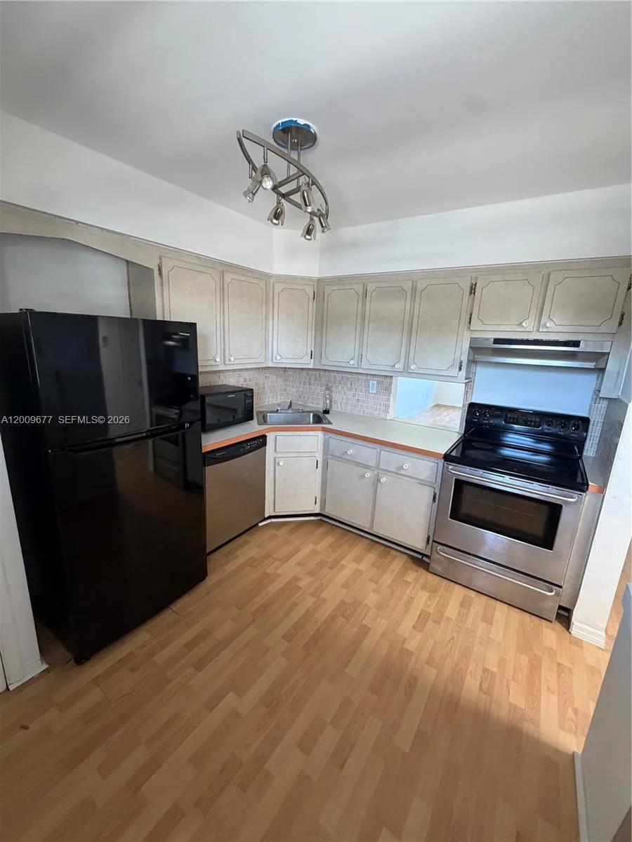 1530 NE 191st St # 205, Miami, FL 33179 photo 8