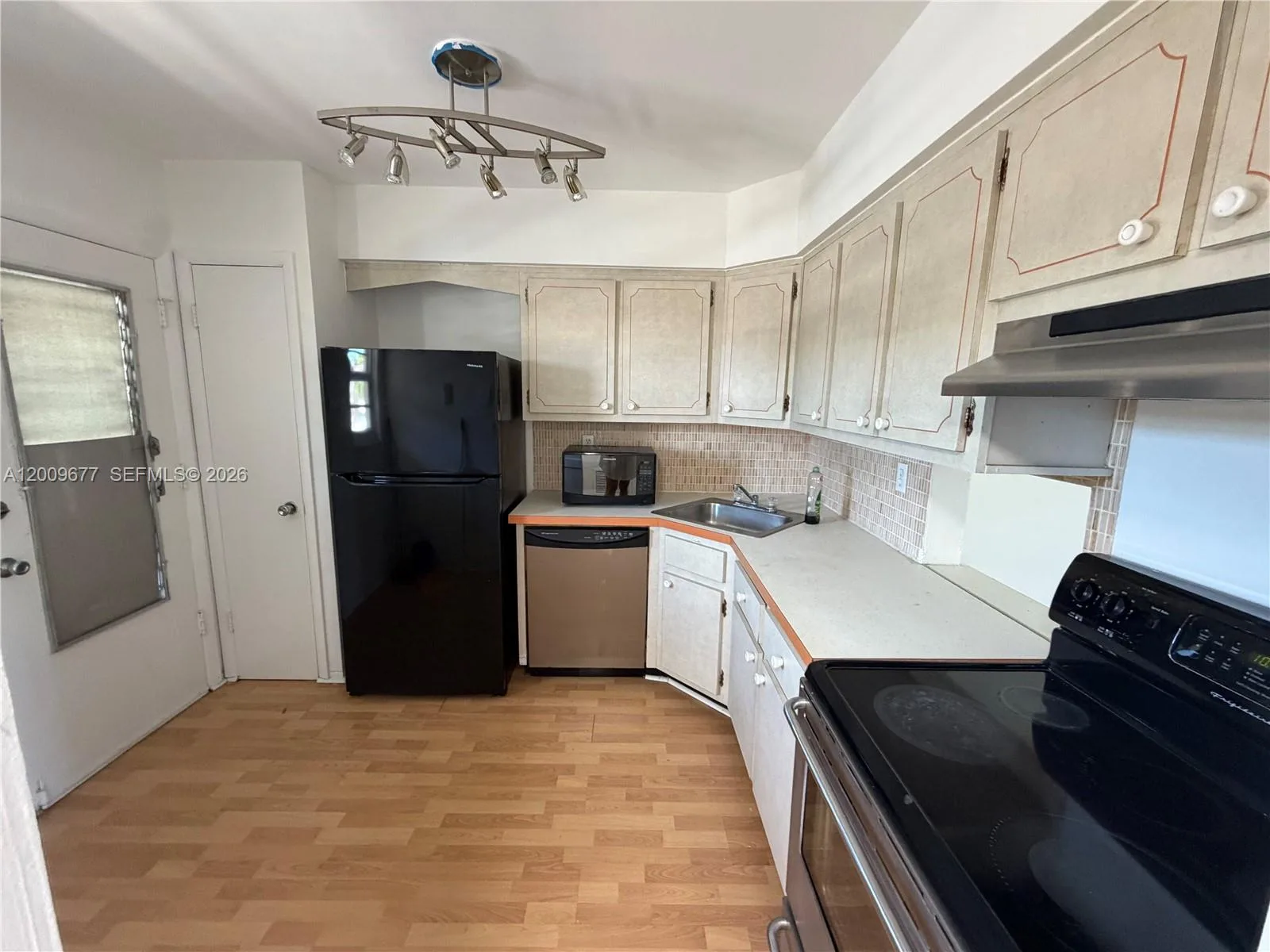 1530 NE 191st St # 205, Miami, FL 33179 photo 9