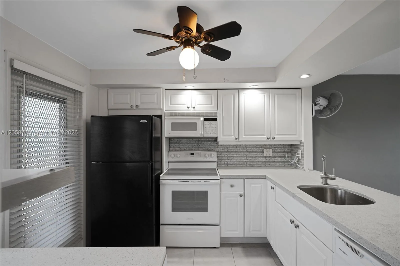 4800 Hillcrest Ln # 402, Hollywood, FL 33021 photo 11