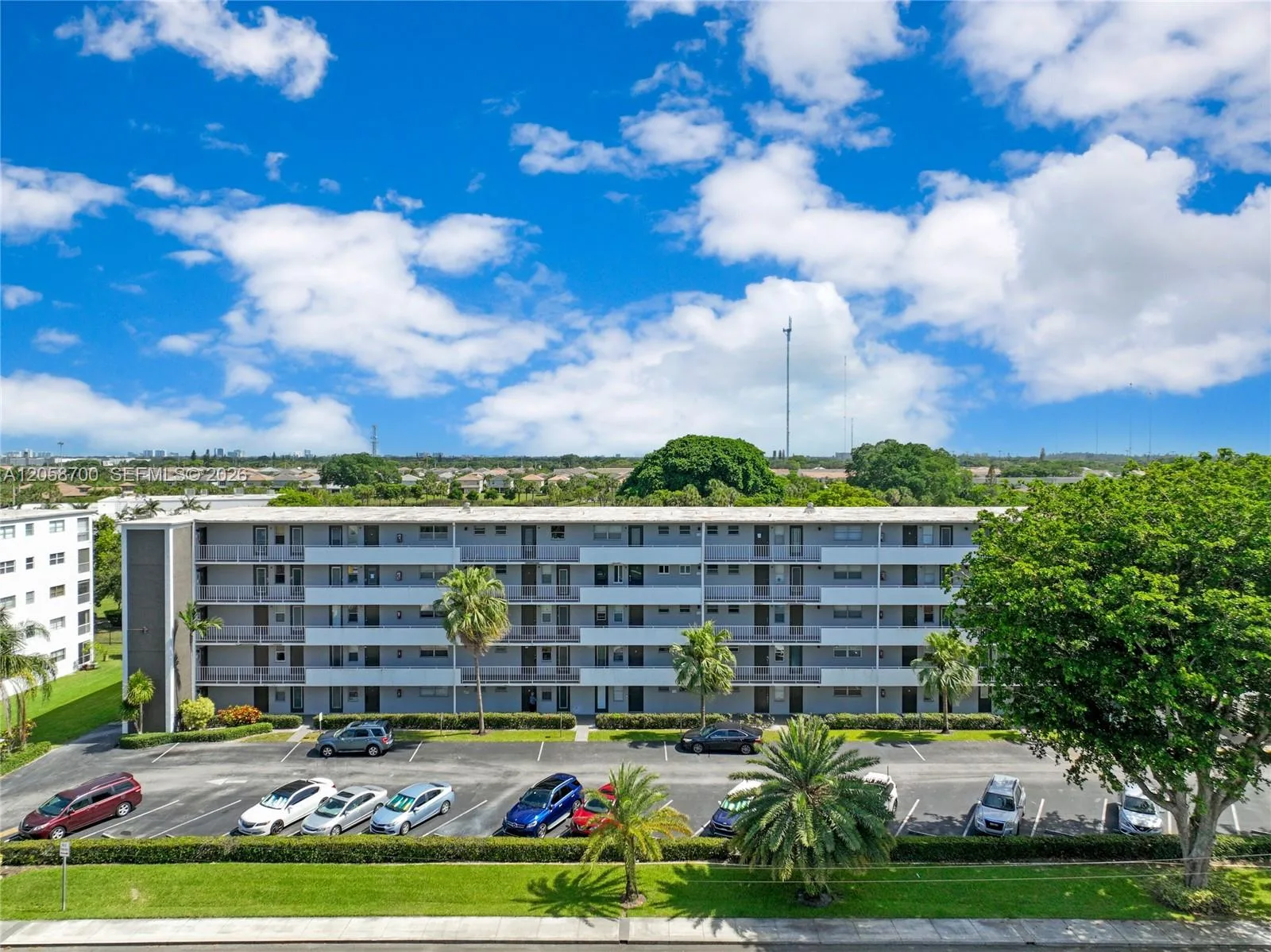 4800 Hillcrest Ln # 402, Hollywood, FL 33021 photo 2