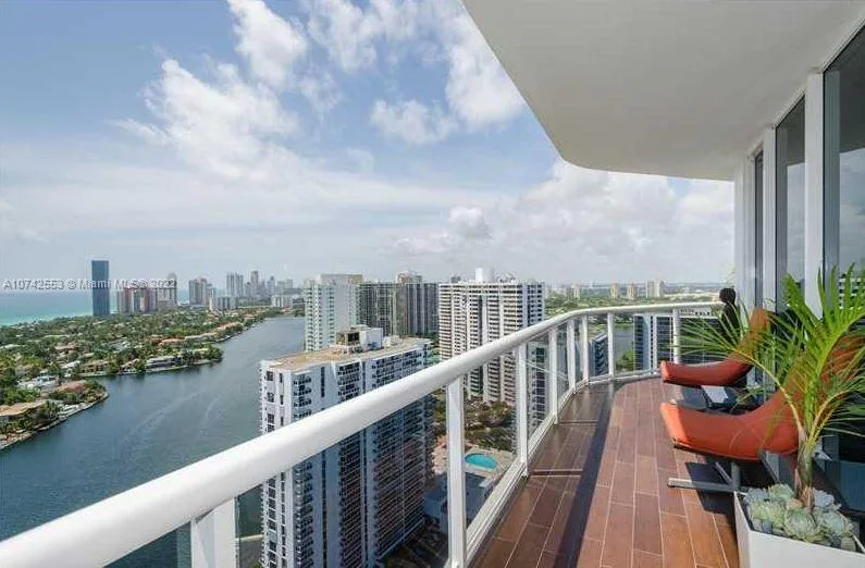 One Island Place photo 4