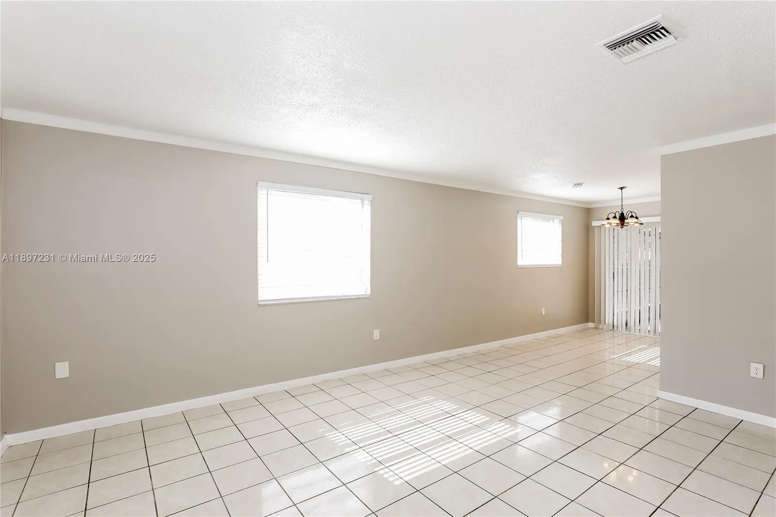 381 NE 164th St # 0, Miami, FL 33162 photo 2