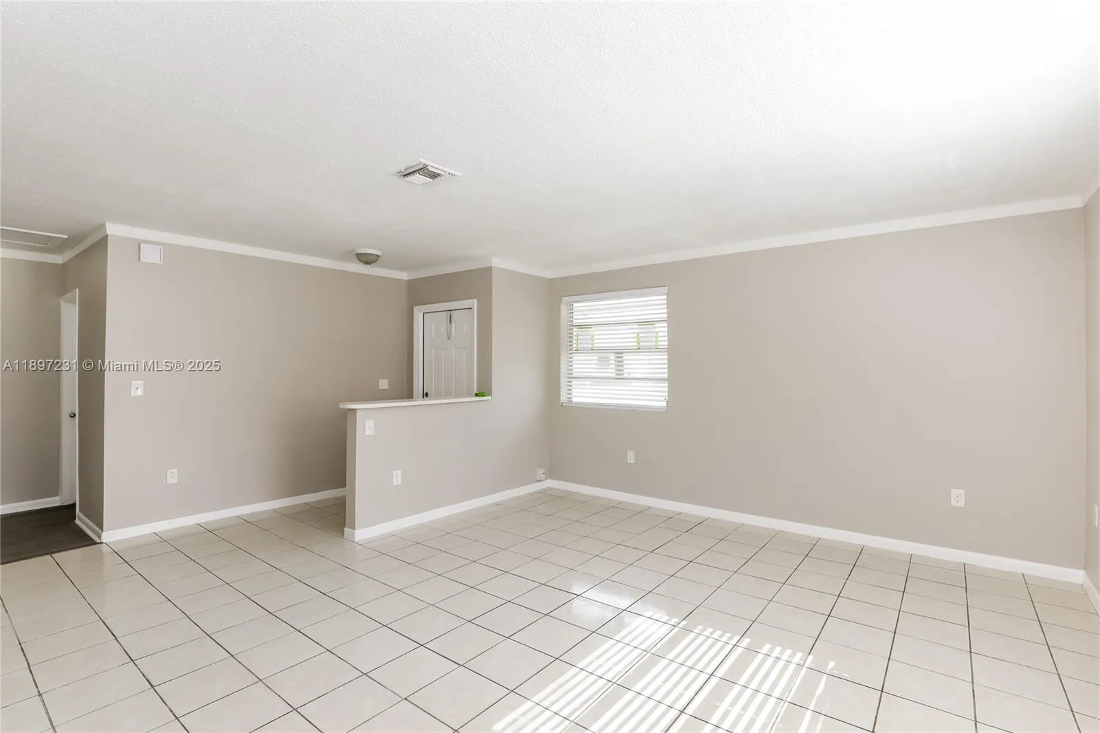 381 NE 164th St # 0, Miami, FL 33162 photo 3