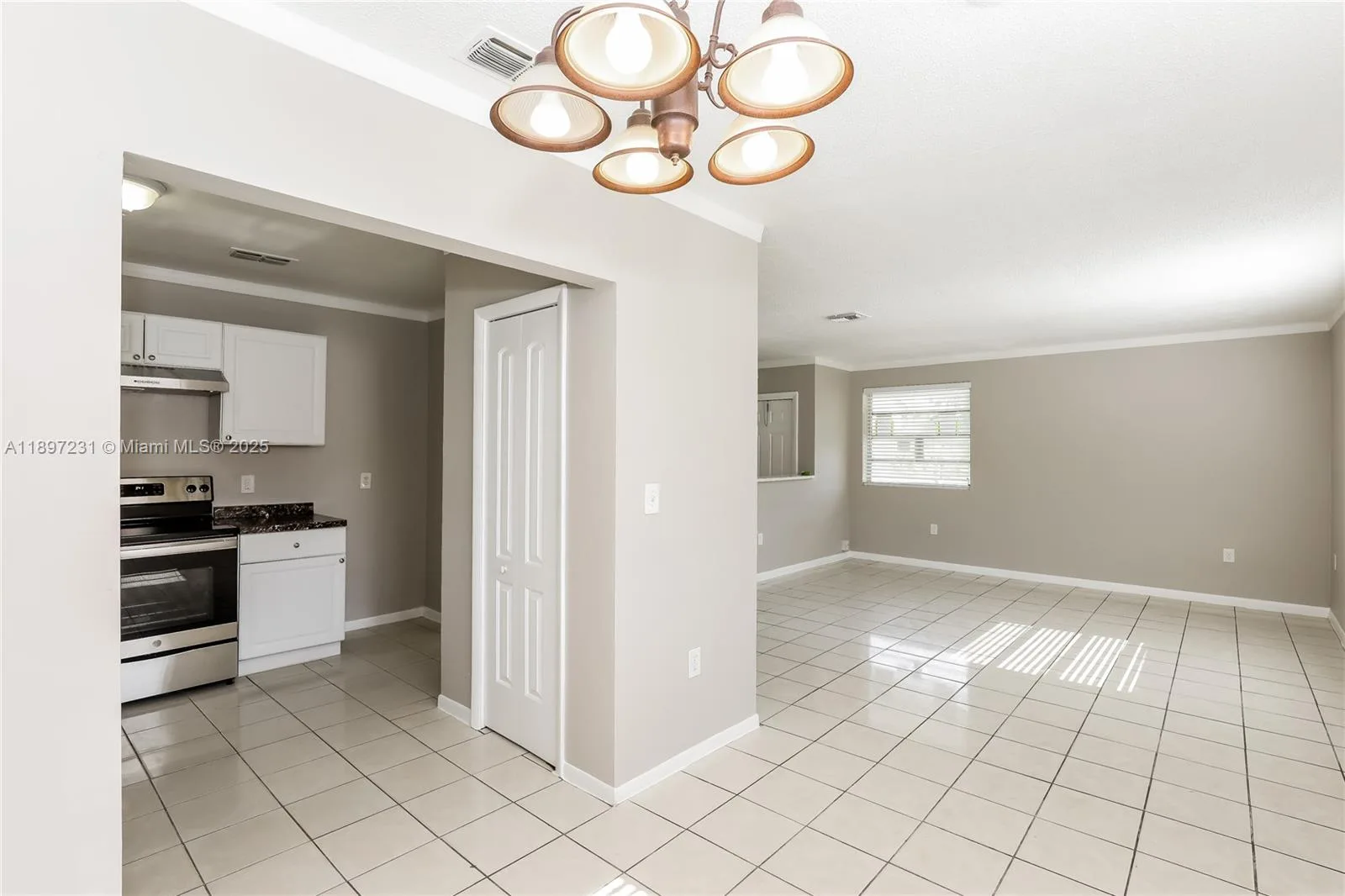381 NE 164th St # 0, Miami, FL 33162 photo 5