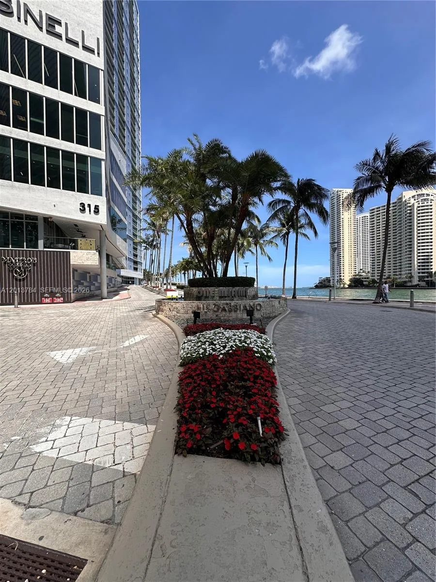 325 S Biscayne Blvd # 2215, Miami, FL 33131