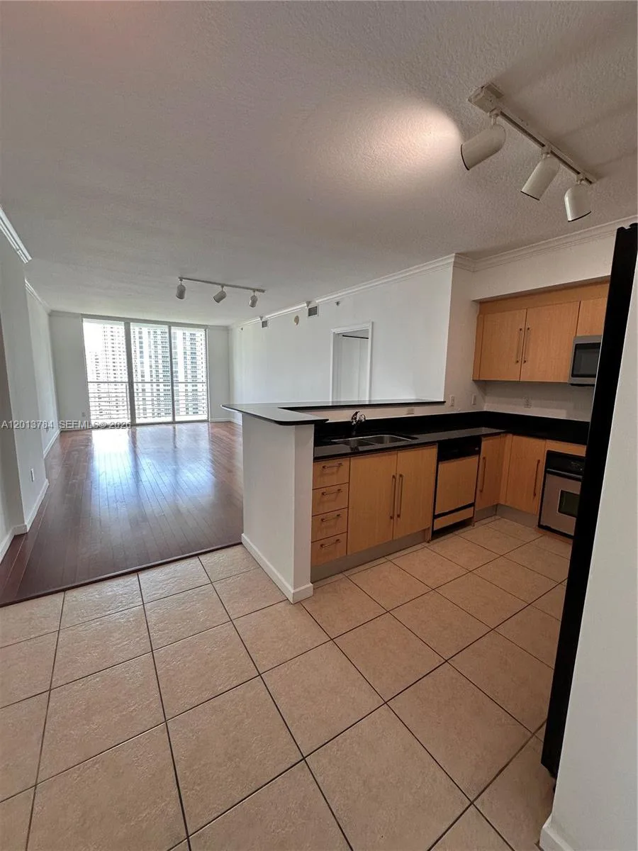 325 S Biscayne Blvd # 2215, Miami, FL 33131 photo 13