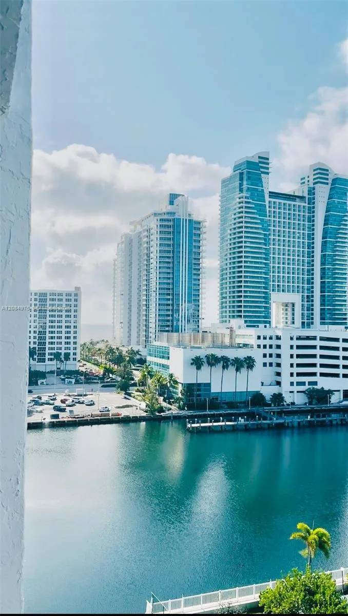600 Parkview Dr # 1018, Hallandale Beach, FL 33009