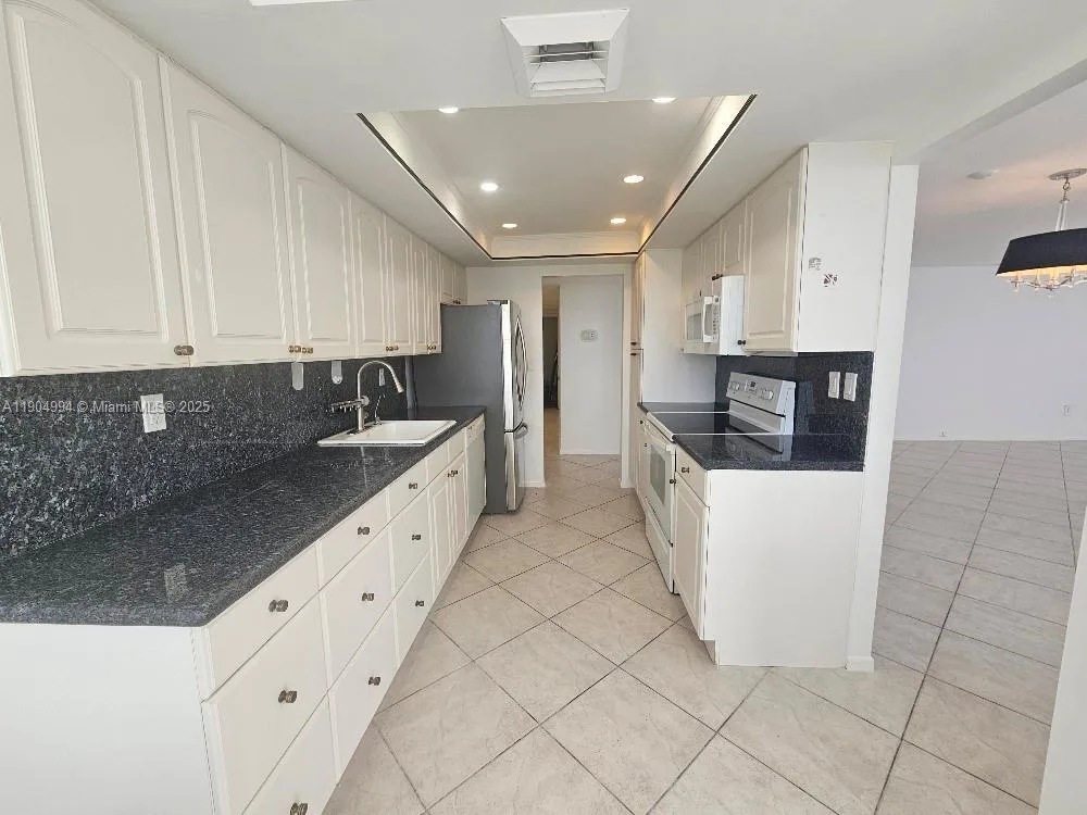18041 Biscayne Blvd # 204, Aventura, FL 33160 photo 2