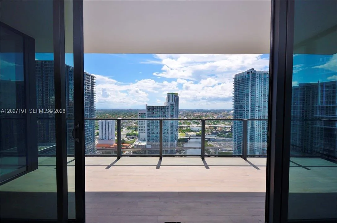 68 SE 6th St # 2812, Miami, FL 33131