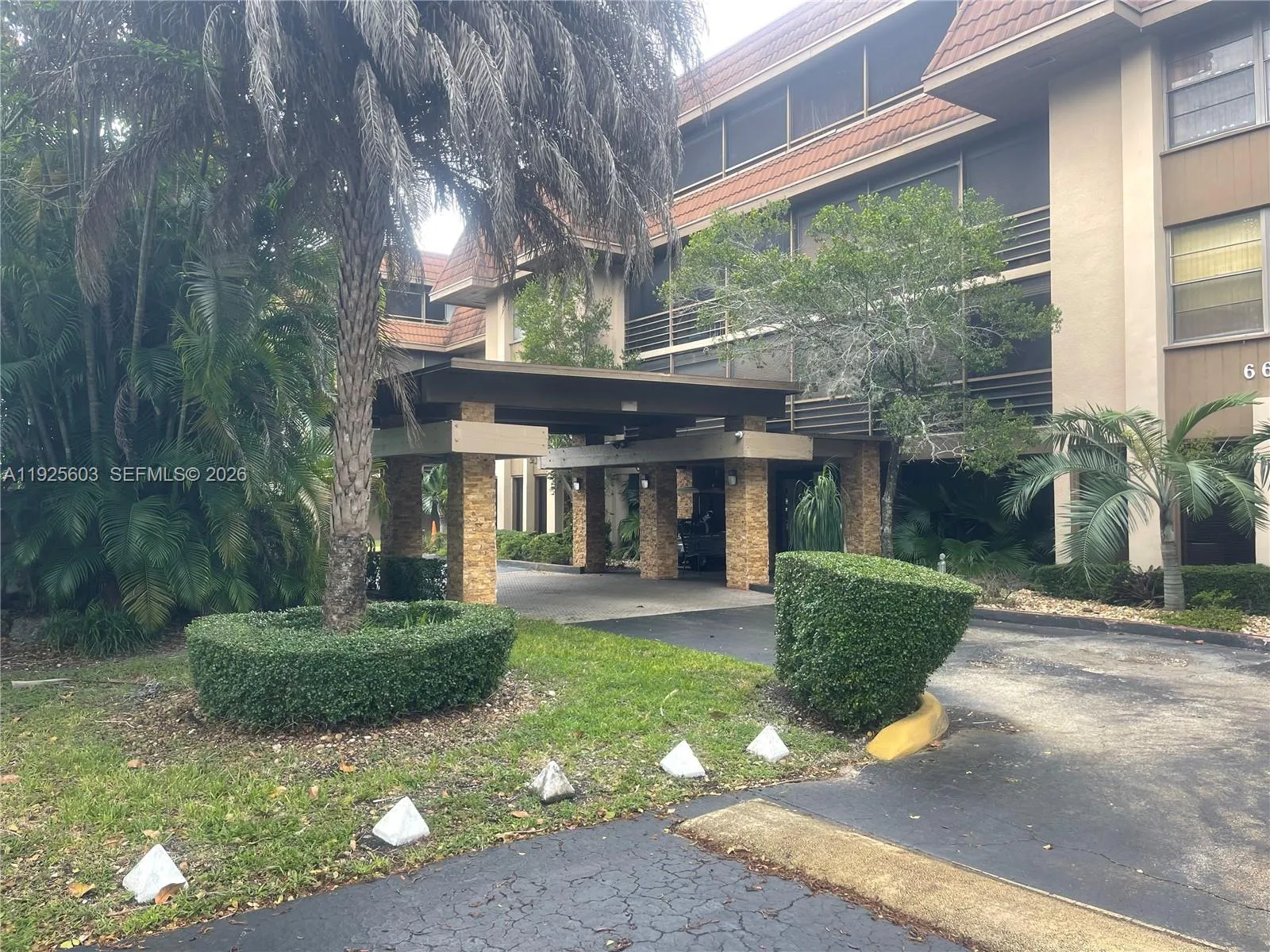 661 NE 195th St # 309, Miami, FL 33179 photo 3