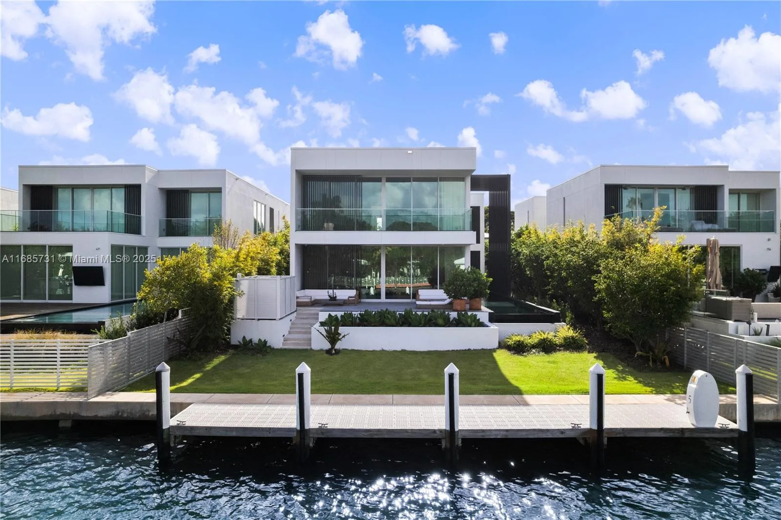 1041 W 48th St, Miami Beach, FL 33140
