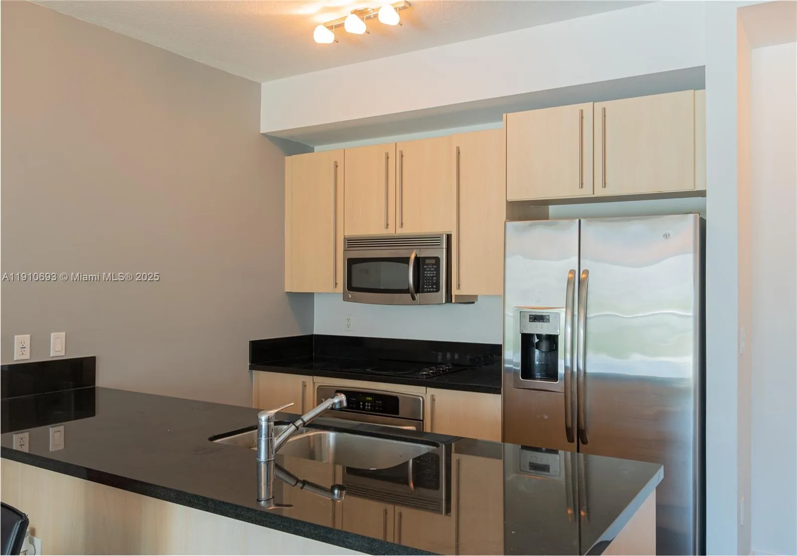 79 SW 12th St # 1002-S, Miami, FL 33130 photo 2