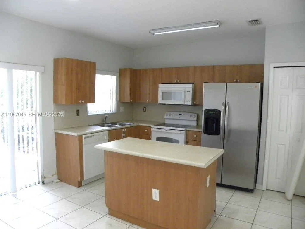 1617 SE 30th St, Homestead, FL 33035 photo 2