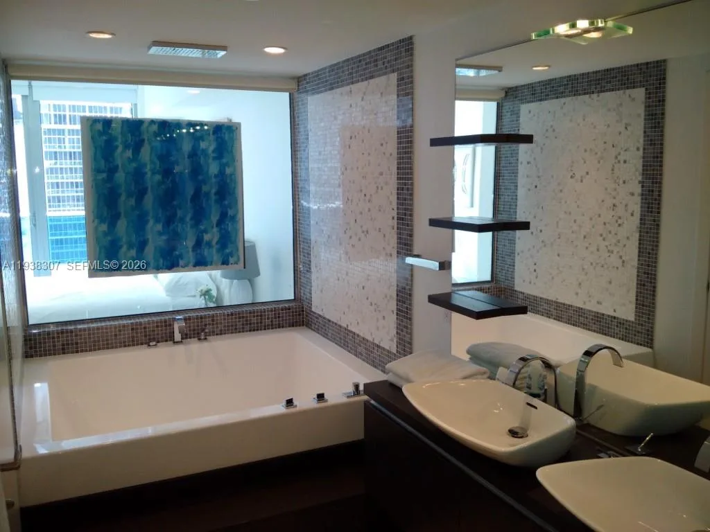 200 Biscayne Boulevard Way # 906, Miami, FL 33131 photo 8