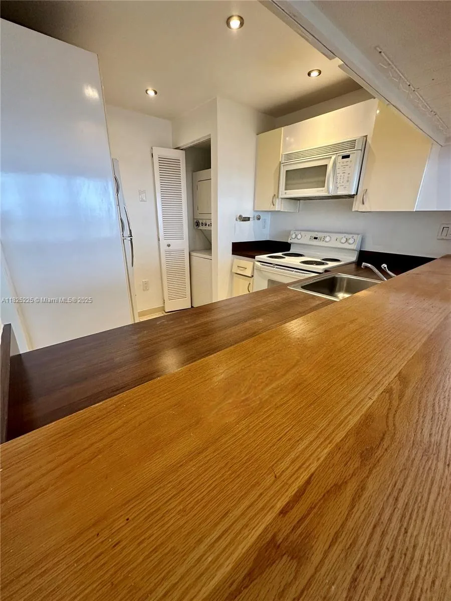 600 NE 36th St # 2015, Miami, FL 33137 photo 2