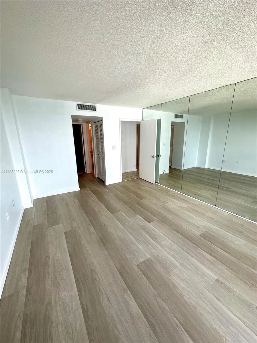 600 NE 36th St # 2015, Miami, FL 33137 photo 3