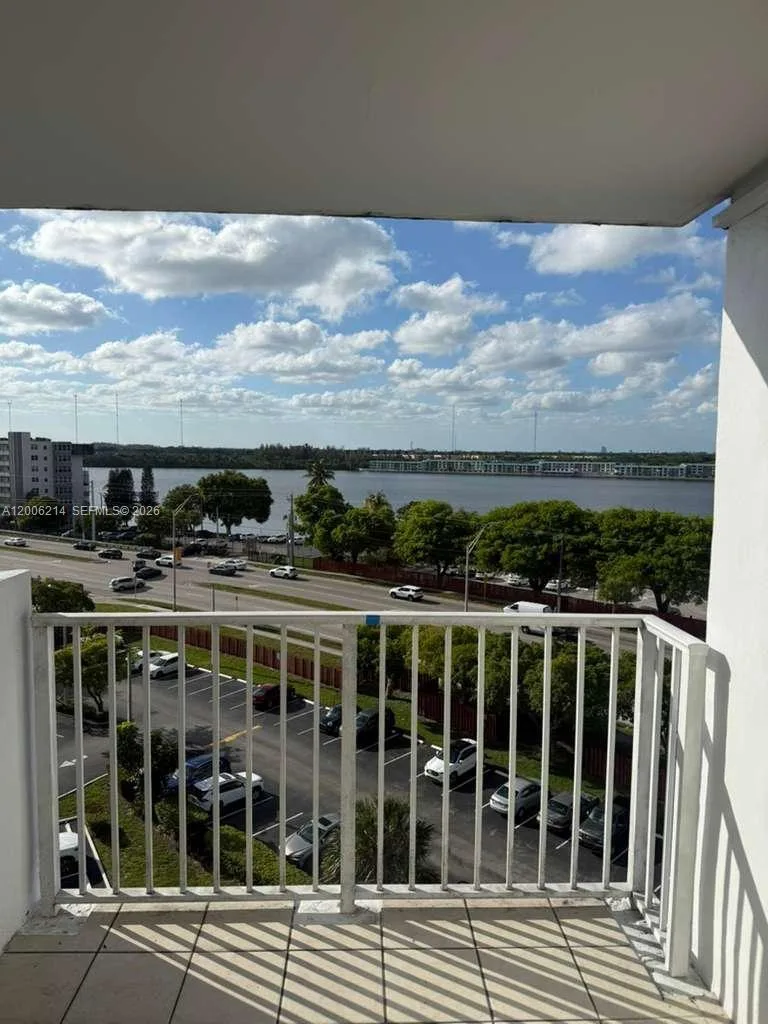 1200 NE Miami Gardens Dr # 812W, Miami, FL 33179