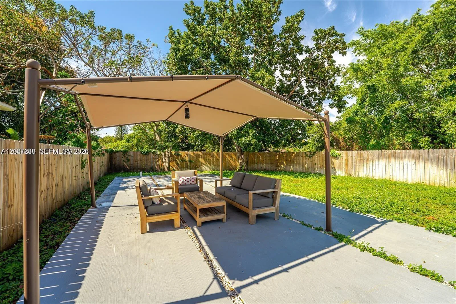 11080 Peachtree Dr, Miami, FL 33161 photo 3