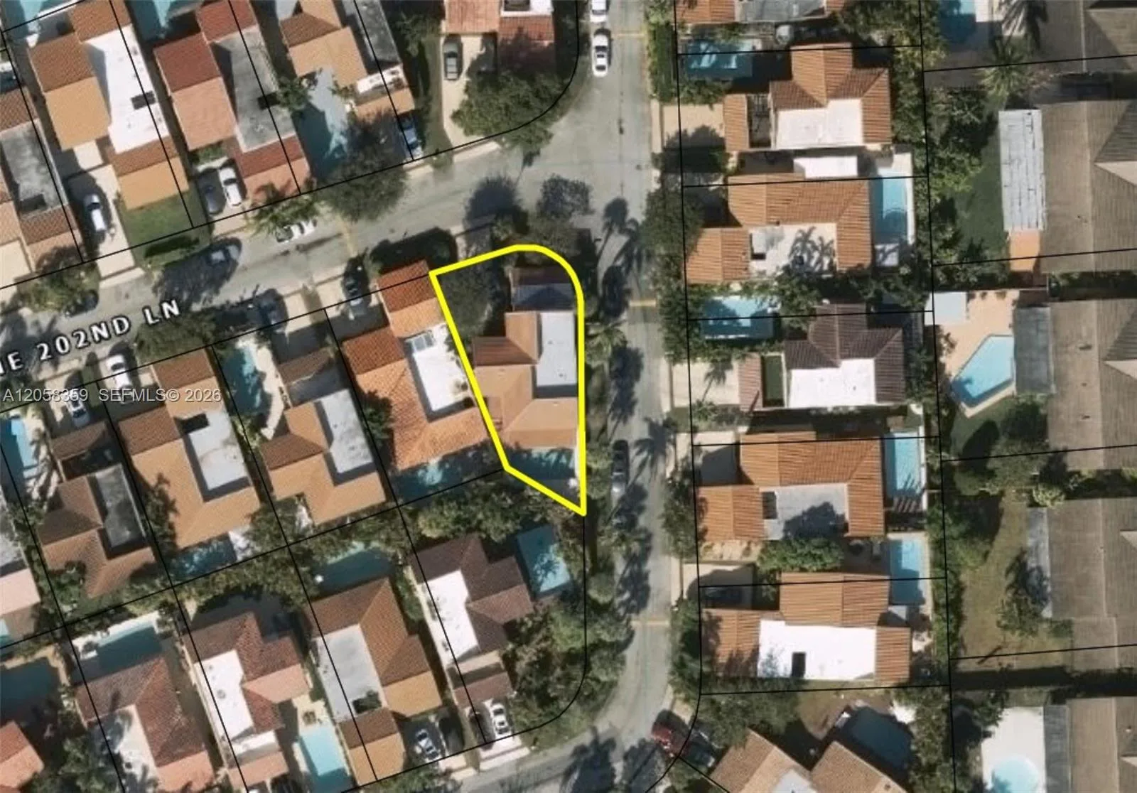 1066 NE 202nd Ln, Miami, FL 33179 photo 3