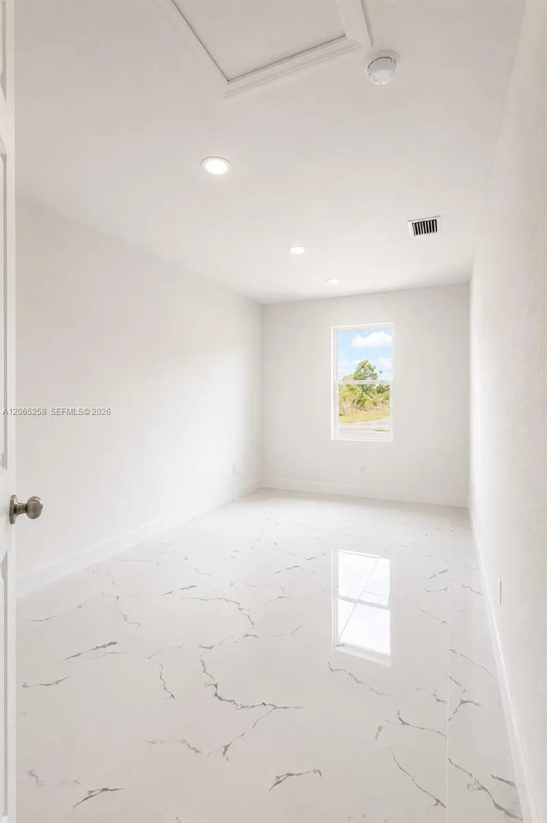 3052 S Beechwood Cir, La Belle, FL 33935 photo 4