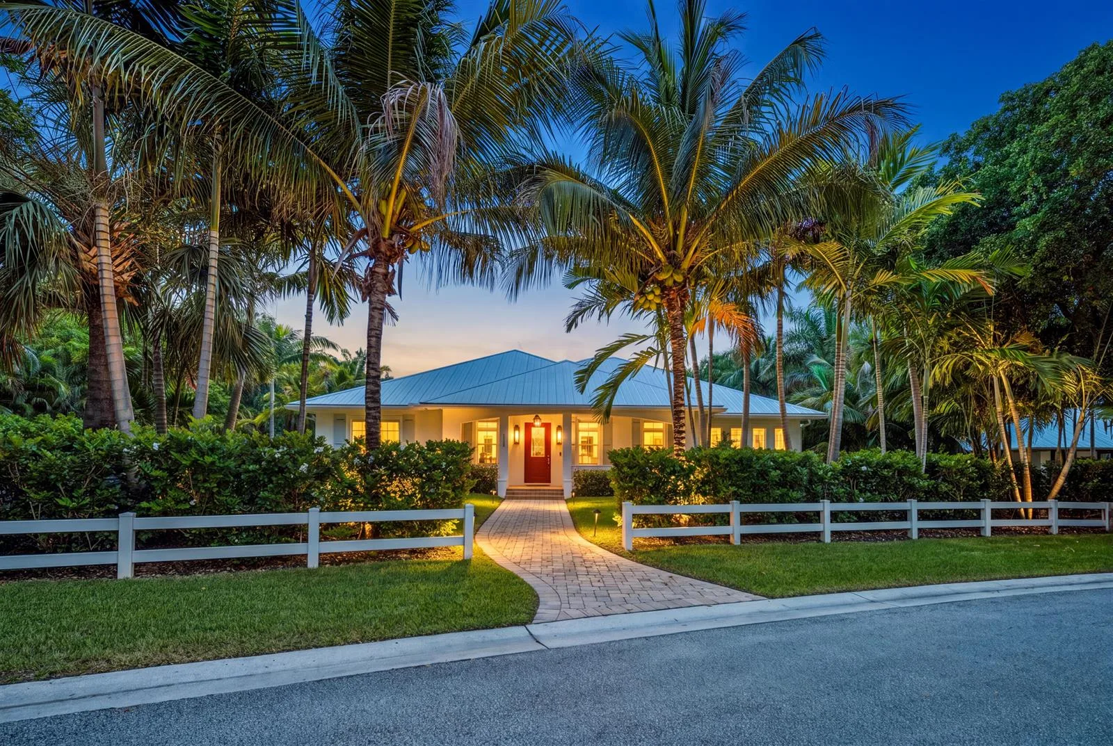 104 HILLCREST Drive, Sewalls Point, FL 34996 photo 2