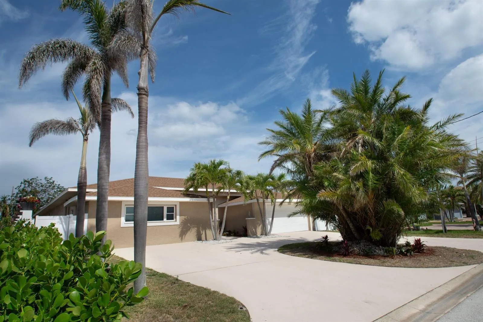 2504 Hibiscus Drive, FL 33786 photo 2