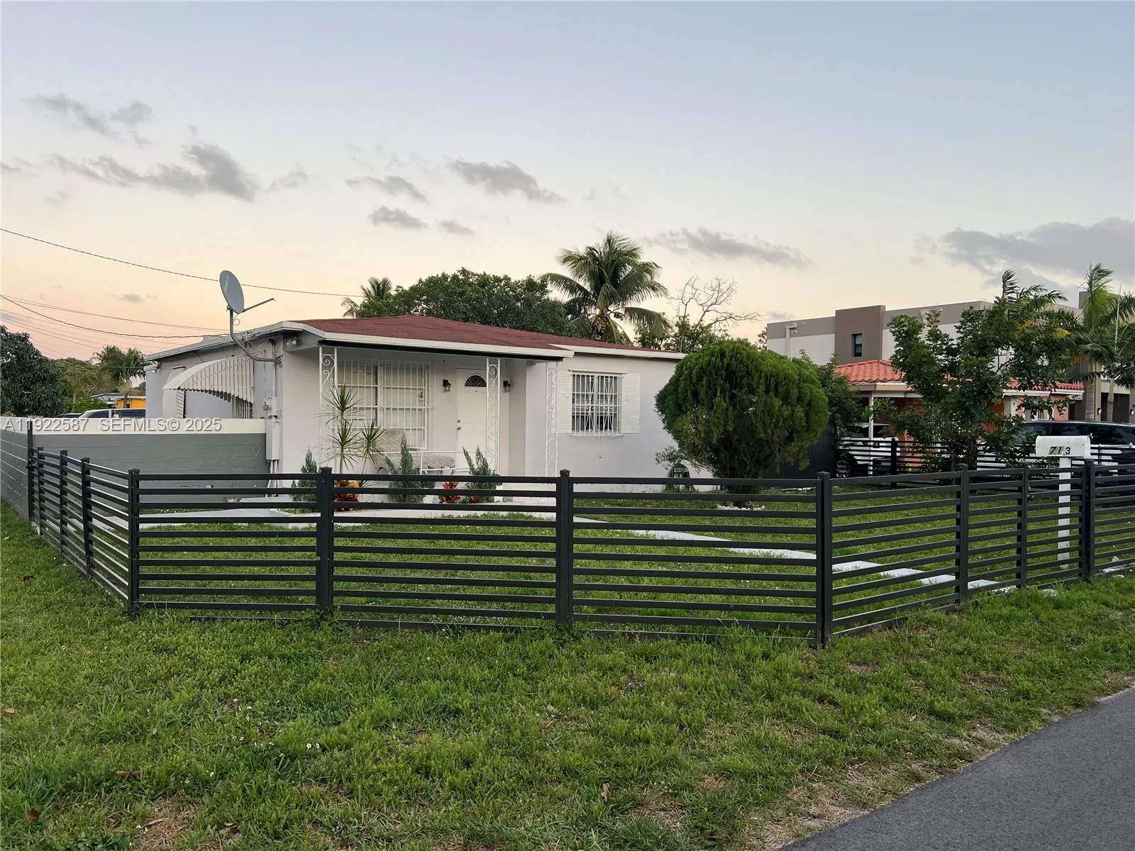 713 SW 7th Ave, Hallandale Beach, FL 33009