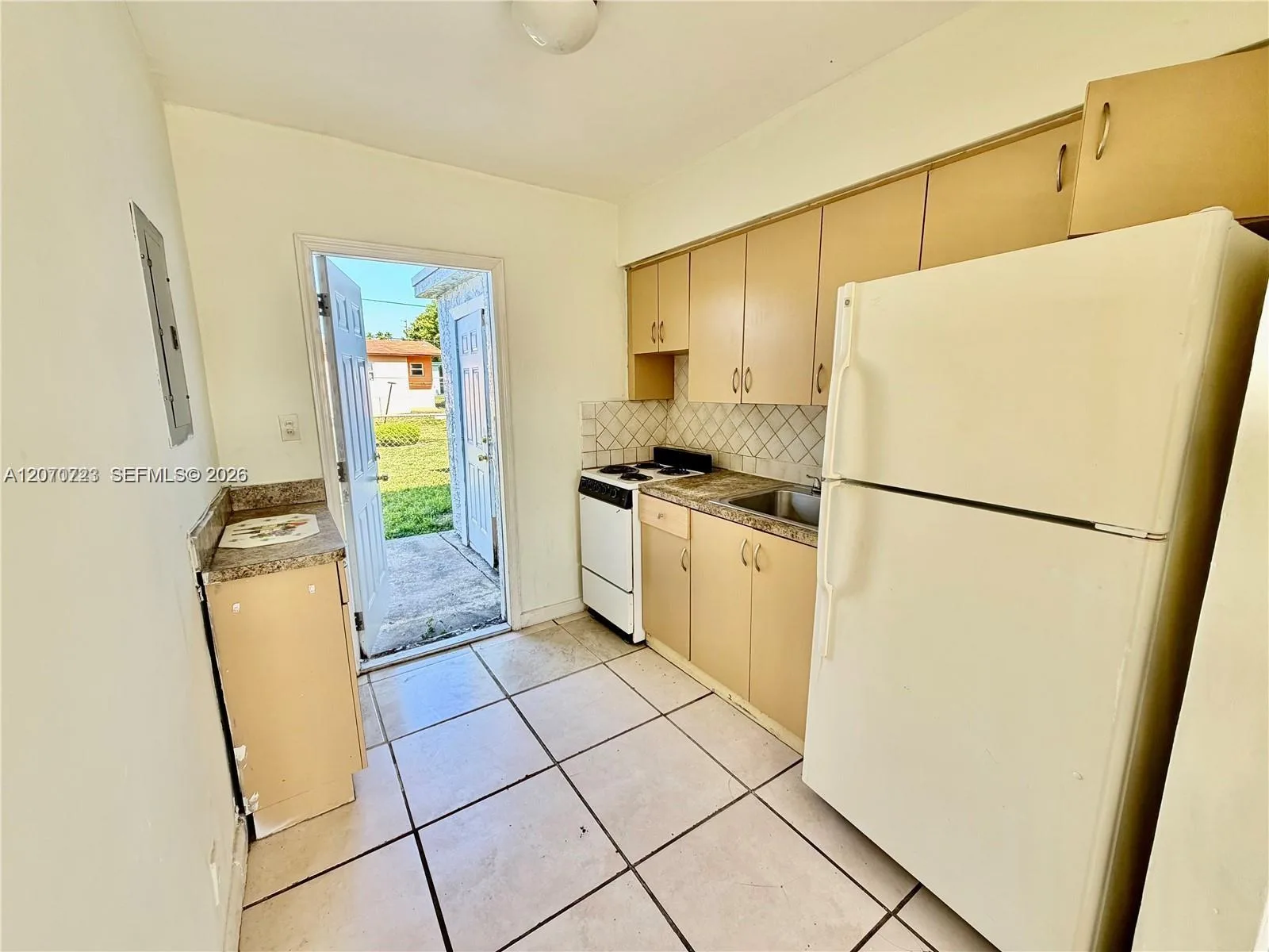 1041 NW 7th Ct, Hallandale Beach, FL 33009 photo 13